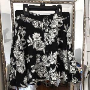 Black/white Floral Forever 21 Skirt w buttons